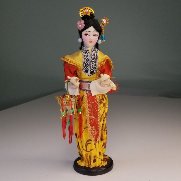 Vintage souvenir Chinese geisha doll - Picture 1 of 9